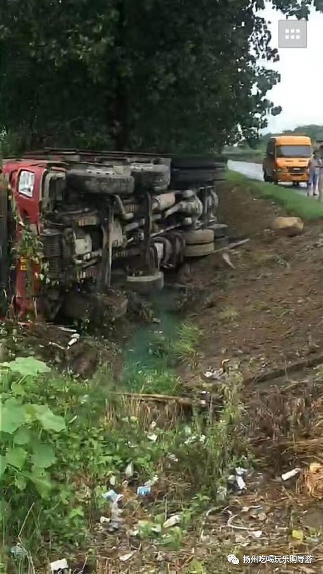 江都宜陵264省道,货车翻入边沟!暴雨过后三起事故!