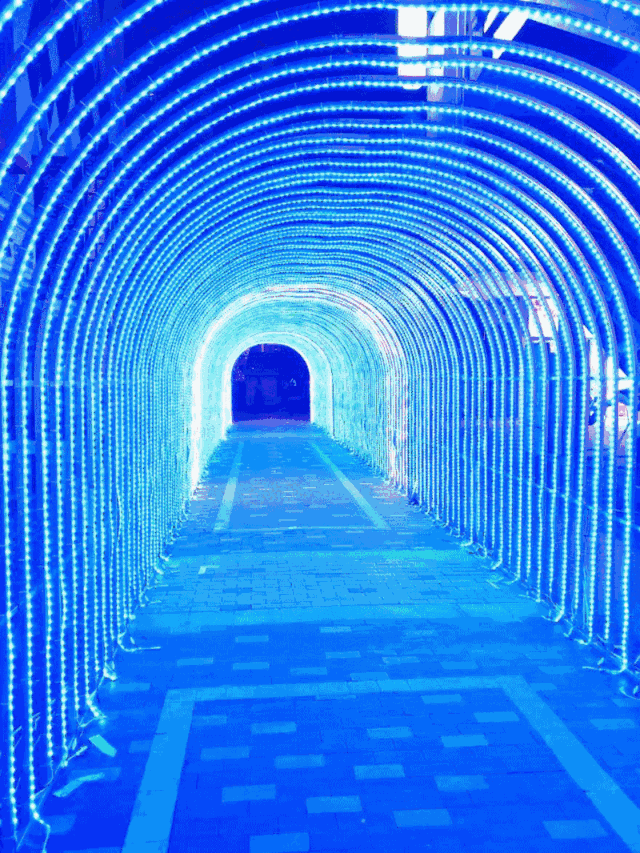 这里有30米的星光隧道,光与影,线条和色彩组成的世界,让一切美好