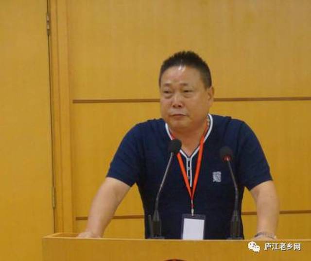 上海商会会长王飞代表到会异地庐江商会发言,并向张家港庐江商会赠送