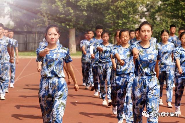 她们穿上迷彩服,摇身一变军训场上的"帅气女兵",尽显飒爽英姿.