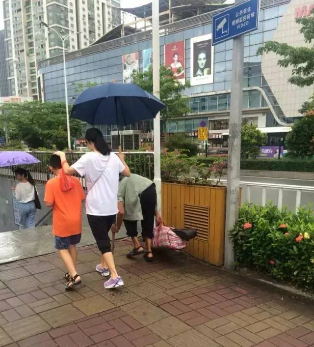 最"坑娃"妈妈:打雨伞不遮孩子却去遮…却被无数网友怒赞,究竟咋回事