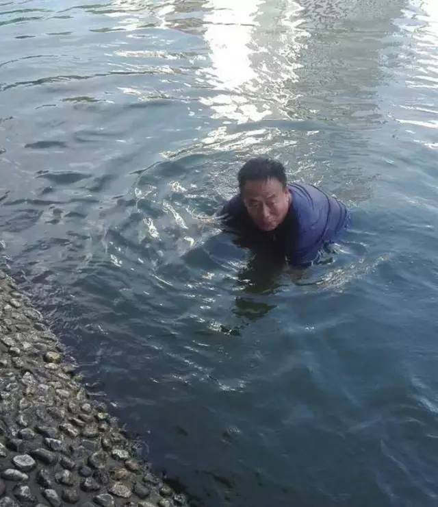 北海好人好事:女孩失足落水,两位老人奋不顾身跳水营救!