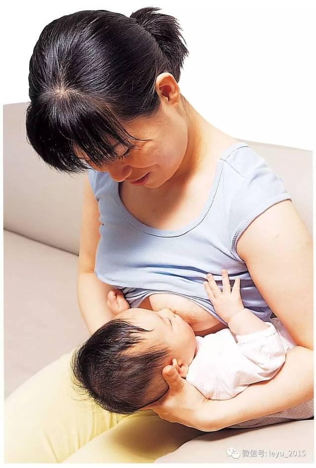 新手妈妈课堂:母乳喂养的正确姿势