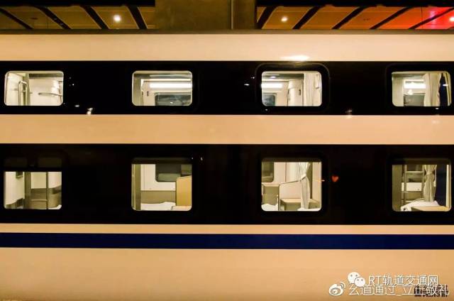 北京南开往上海的d311/2次列车由北京铁路局的新型纵向卧铺动车组