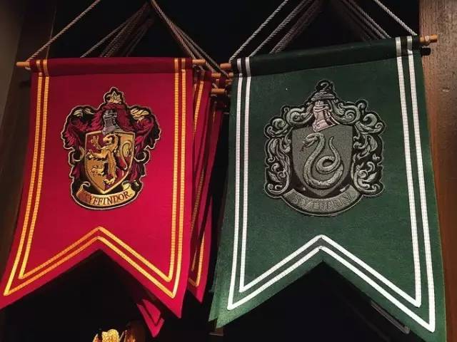 gryffindor 格兰芬多 和 slytherin 斯莱特林的锦旗.