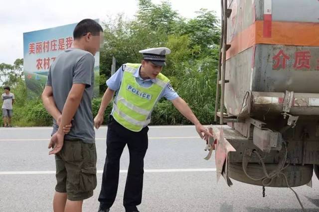 另外一辆密封箱式危化品运输车上,民警检查出安全押运员未携带资格证