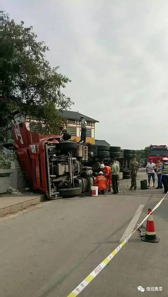 鹰潭龙虎山附近发生车祸,一辆小车竟然飞到桥下