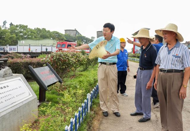 段党委书记丁安升在为老党员们介绍基地的企业文化建设情况.