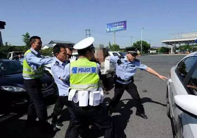 主要的参战民警有"墨镜哥—禁毒支队(扫毒的都戴墨镜,你懂的)