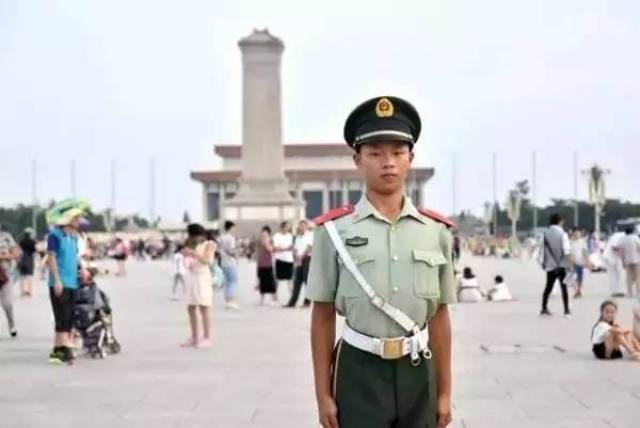 刷爆朋友圈!天安门广场武警哨兵雨天给游客让伞