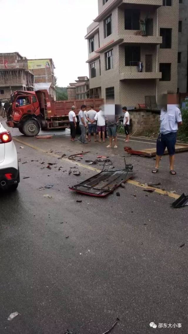 邵东八老公路刚刚发生惨烈车祸,现场吓人.