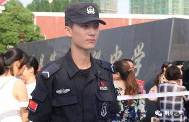 荆州最帅巡特警祁懿为江陵高考学子保驾护航 他的照片火遍了荆州朋友