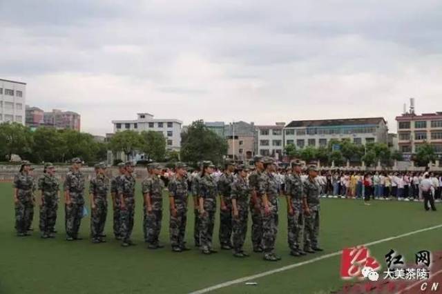 与往年不同的是,此次担任军训的20余名教官全部由茶陵县人武部统一