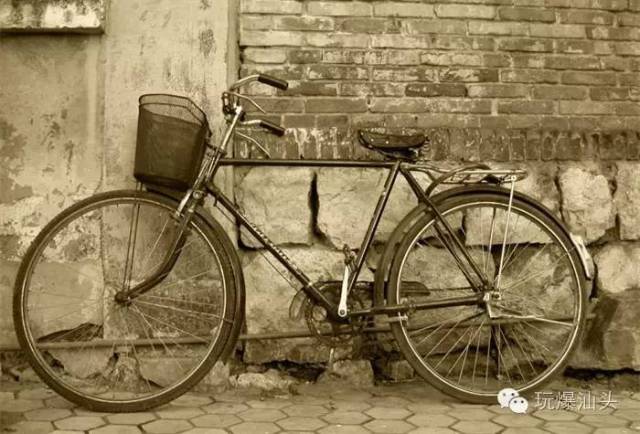 小包,骑个单车,穿个坡跟小皮鞋 那个时候的汕头 出行基本靠28铃自行车