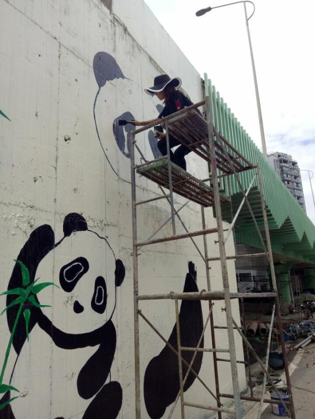 大学生10天完成近1000平方米墙绘 打造雅安"熊猫高架桥"