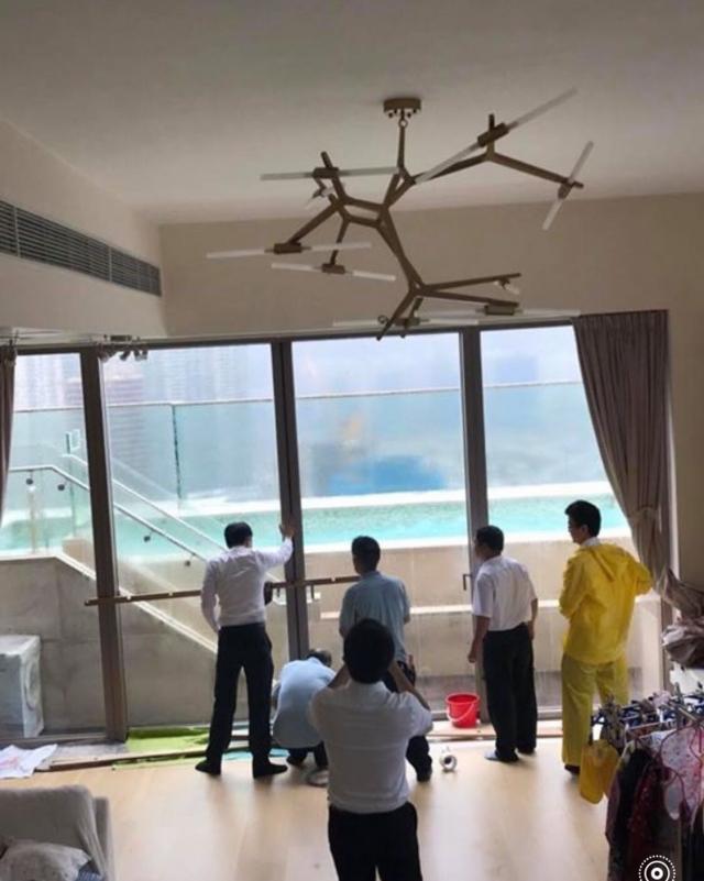 陈浩民复式豪宅漏水,妻子独自在家带四娃抵御台风