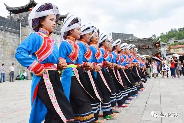 旅游 正文"阿妹戚托"系彝族一支群体的原生态舞蹈名称,汉语意译为"