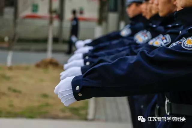 聚焦苏警院   白色手套   当我们面对警徽庄严敬礼   立下人民警察