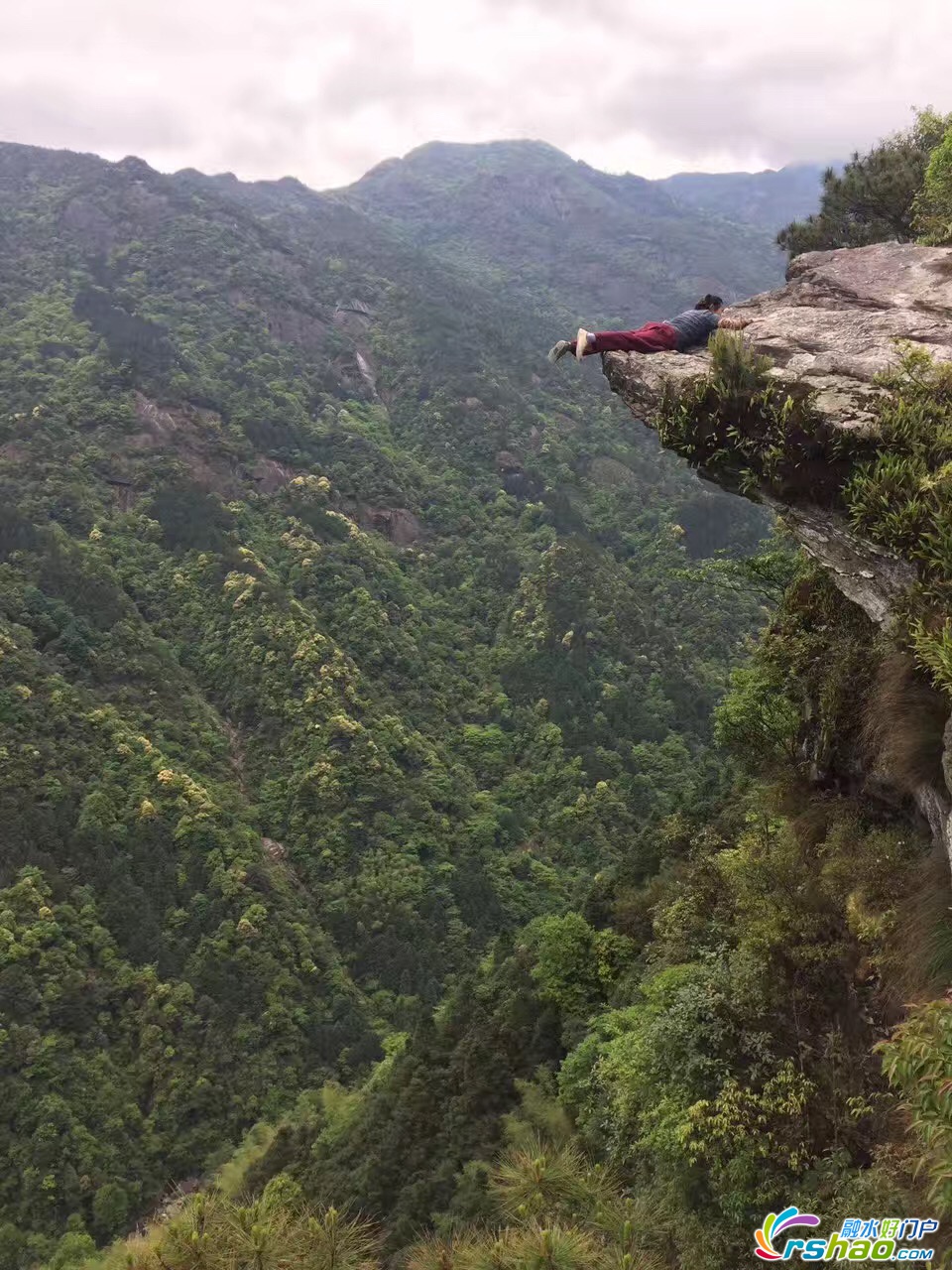 极限挑战:融水小伙组队绳降元宝山鹰嘴崖,成功下降至