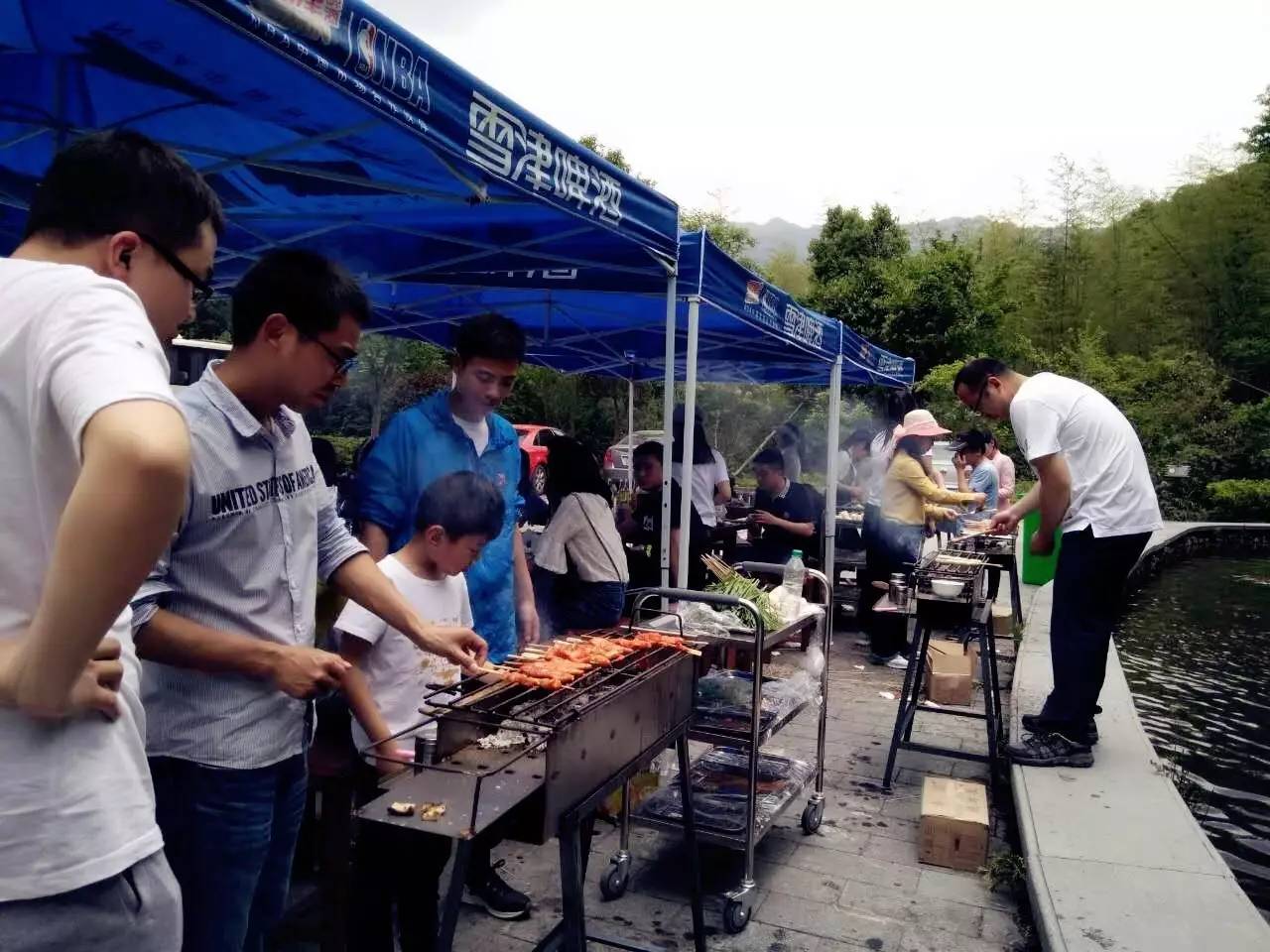 远眺,山峦叠嶂,美不胜收 畅快的登山结束后 最开心的莫过于集体烧烤了