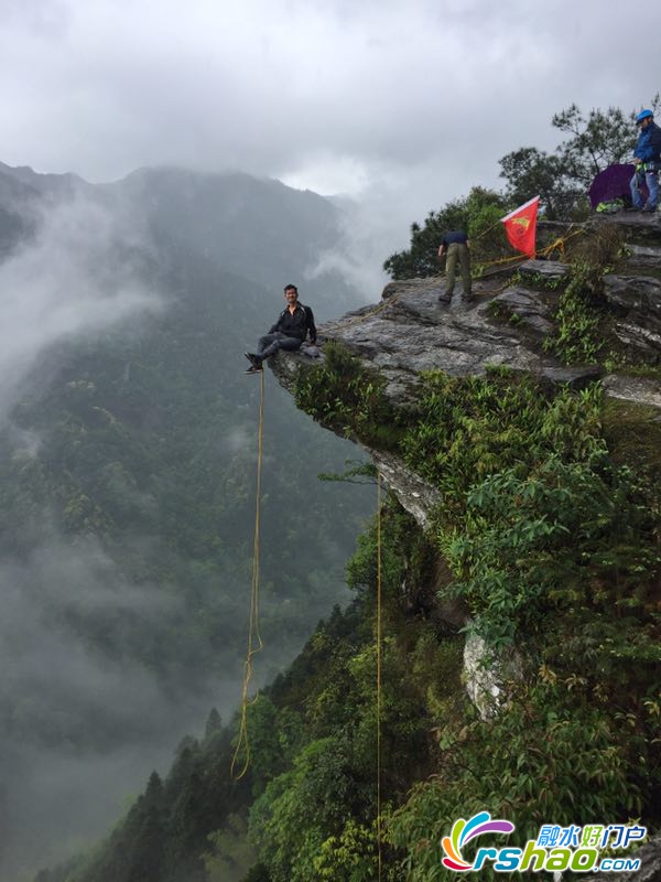 极限挑战:融水小伙组队绳降元宝山鹰嘴崖,成功下降至