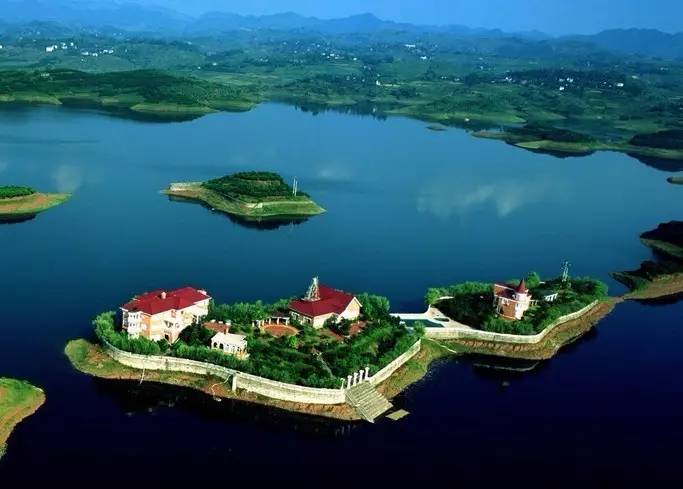 长寿区长寿湖镇东温泉镇境内的东温泉风景区历史悠久,温泉水储量大