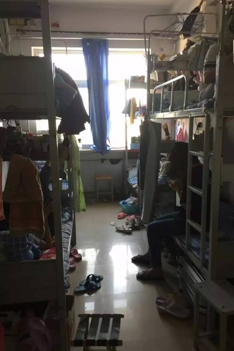 唐山学院8女生宿舍拥挤不堪,致生有生命