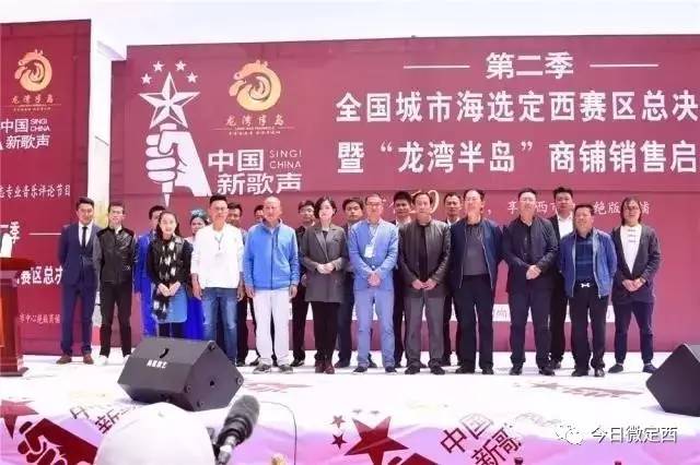 鹏,中国音乐美学学会会员陈继荣为获得三等奖的选手颁奖定西报社全媒