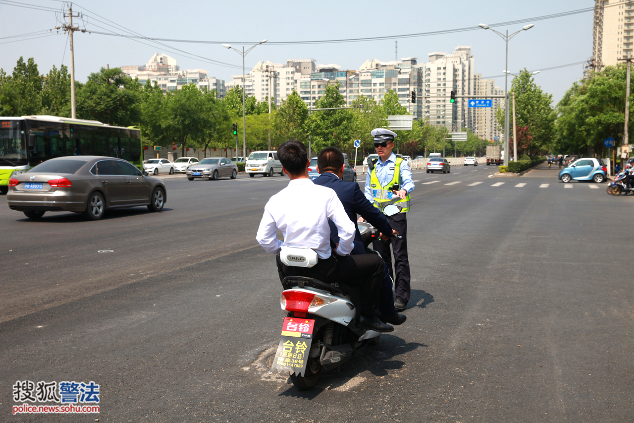 同样是骑车带人的电动自行车被民警拦下纠正