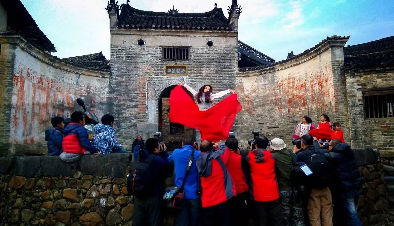 5月9日,在丰阳镇丰阳村"祖诞节"上,由广东省摄影家协会,连州国际摄影