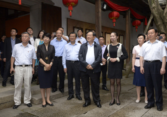 万钢副主席(右一)在福建省委副书记,福州市委书记倪岳峰(右二)陪同下