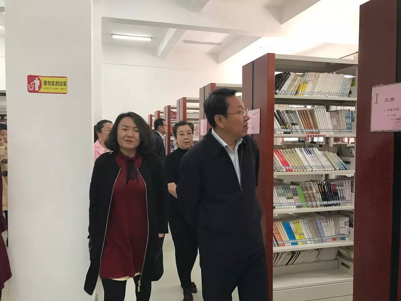 政府区长雷殿军调研东河区图书馆工作