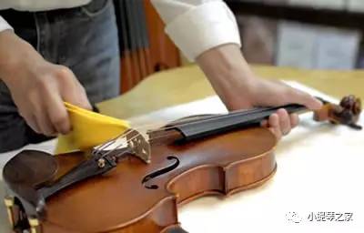 在小提琴的弓弦上擦松香是为了增大摩擦还是减小摩擦?