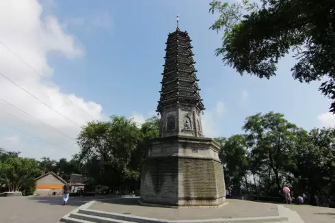 明,秀峰塔:铁岭市银州区龙首山北峰,建于弘治二年,市,八角九级密檐