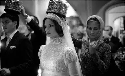 俄罗斯 俄罗斯传统婚礼中的衣着和西式婚礼差不多,唯一的特别之处是新