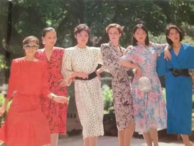 还有另一个在中国80年代的王者——喇叭裤,当时没有年轻人没有喇叭裤