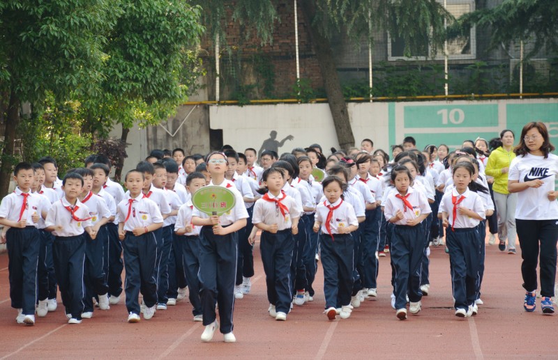 富有动感的背景音乐,新安江第二小学举行了2016学年第二学期跑操比赛