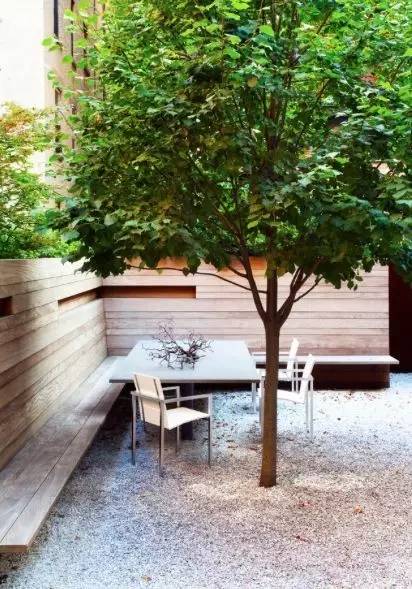 很多庭院中会选择把大树与休憩区结合,想来,"我们并肩坐在榕树下"的