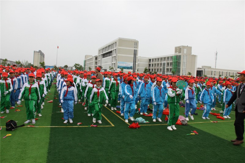 益林初中益北小学雄壮的踏诗呼号 活力的风采展示益林初中场天公似乎