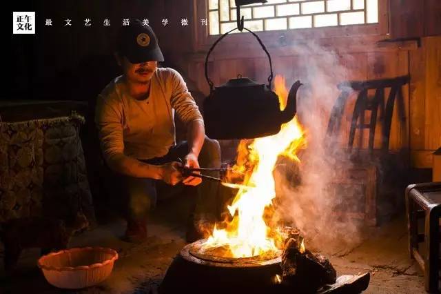 打铁好看,但乡下铁匠的日子却不好过,只有农忙时,才会有乡亲到铁匠铺