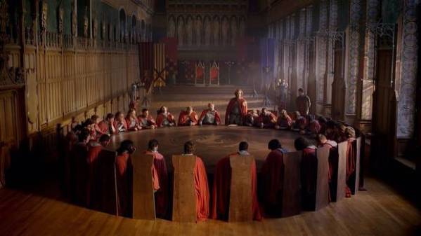 亚瑟王会和所有的骑士都围坐在一张圆桌上议论国内事务,在圆桌上没有
