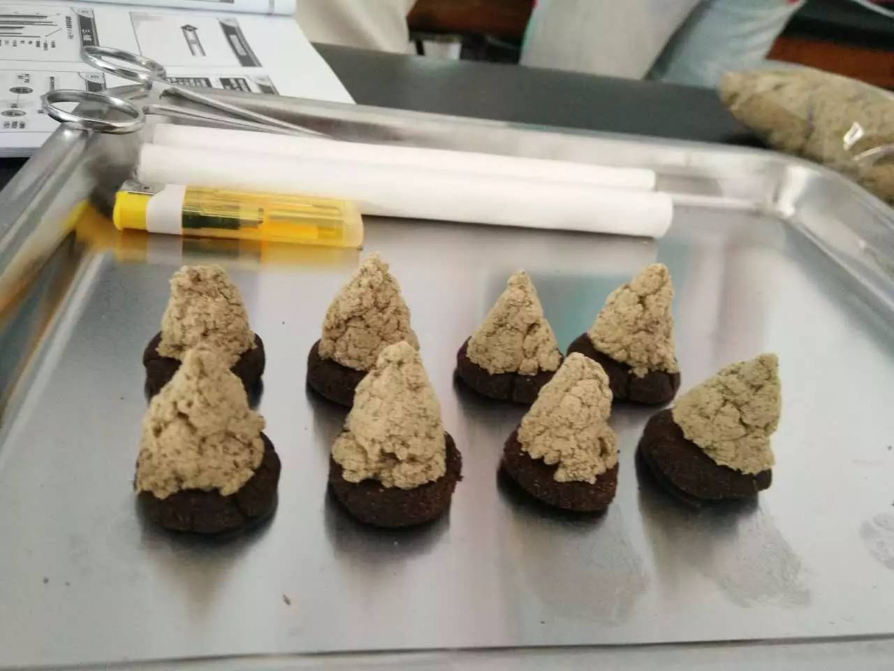 为单味中药或加1～2味辅助中药研末制作而成的隔药饼灸,如隔附子饼灸