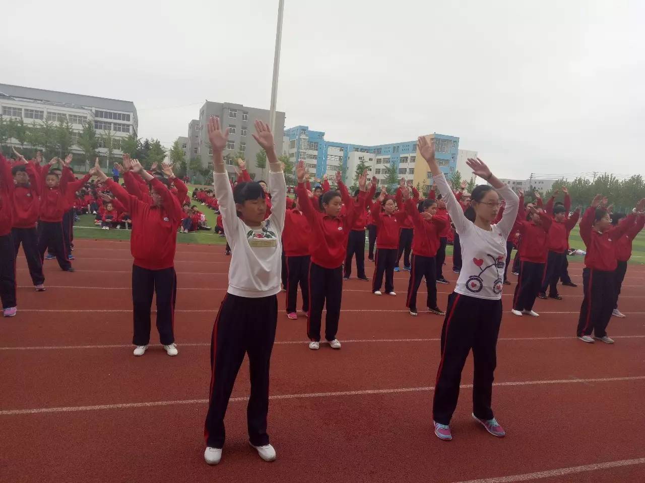 在隆重热烈的气氛中,中英文学校初一级部举行了中学生广播体操比赛