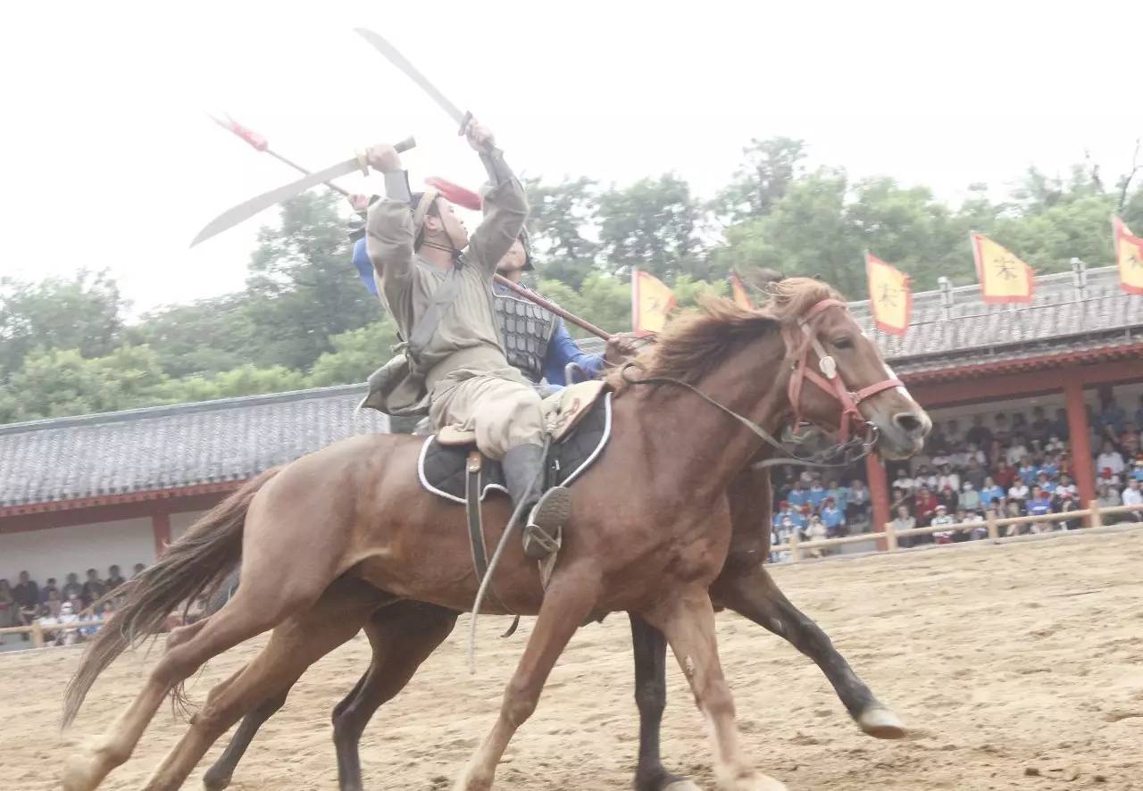 错了,这不是电影,而是清明上河园《岳飞枪挑小梁王》的表演现场,讲述