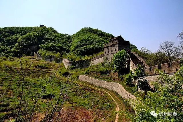 就是依据1992年通过的《虎山长城修复设计方案,在明长城遗址上修复