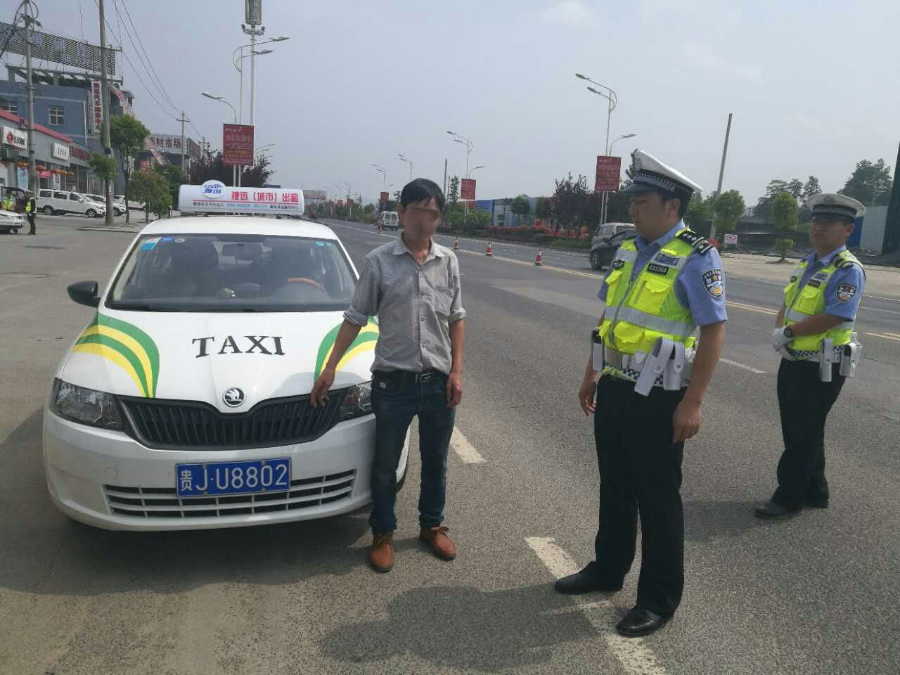 贵州瓮安一出租车司机酒驾被行拘罚5千吊销驾照