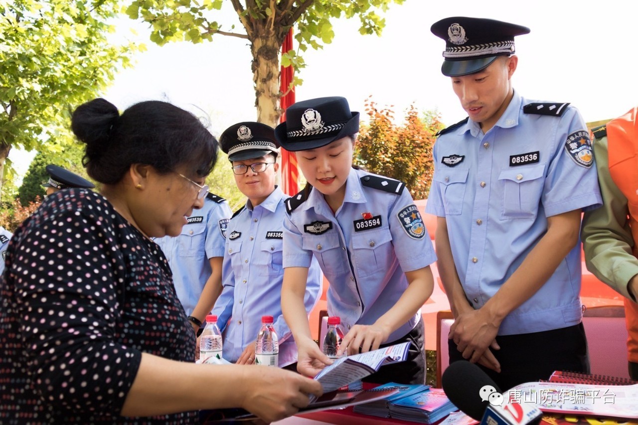 服务活动,为居民发放法律宣传资料,讲解反诈常识,现场解答群众关心的