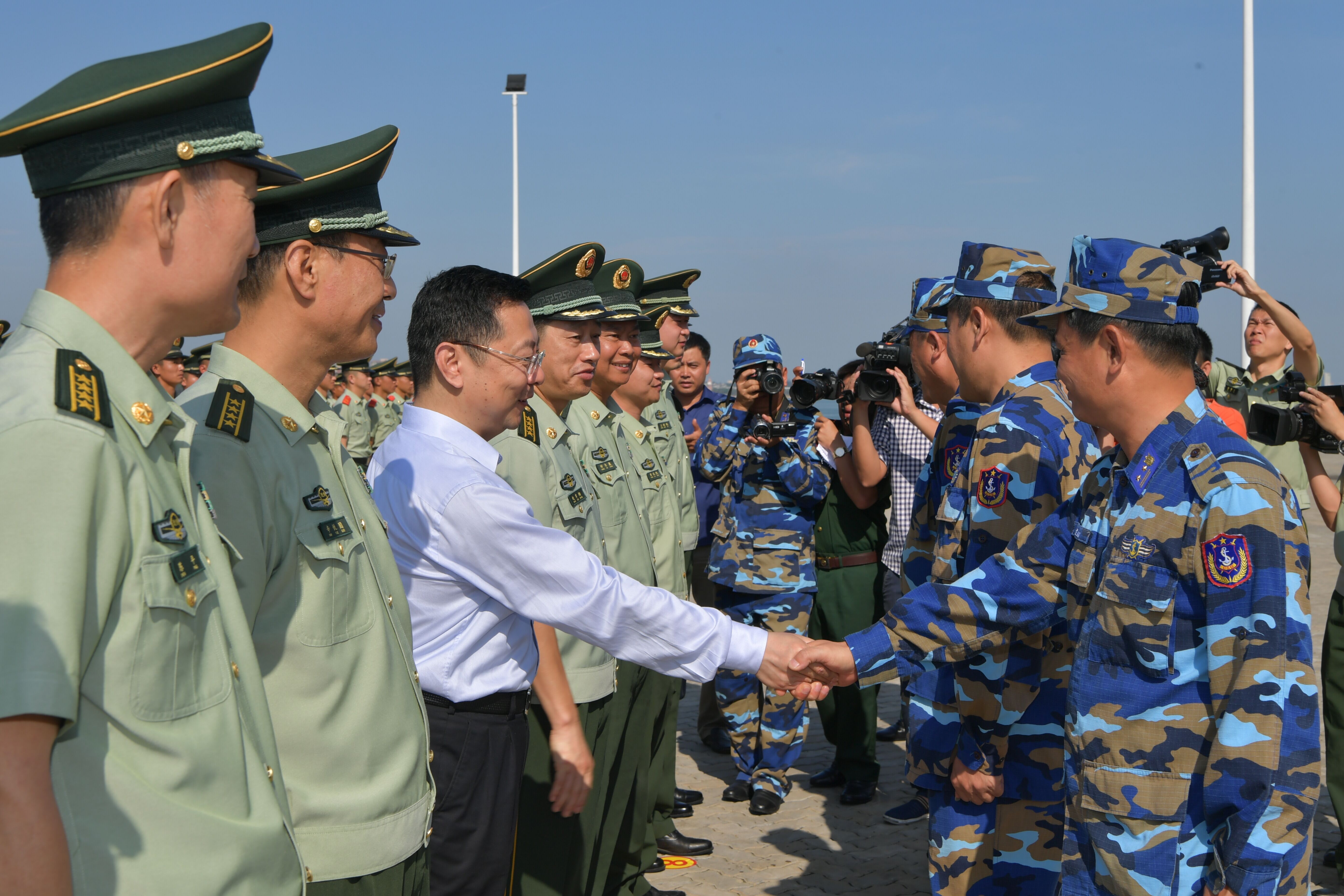 中国海警局,海南海警总队相关领导在码头欢送.