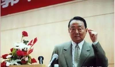 1957年,马来西亚从英国的殖民统治中独立,国家急需恢复经济,郭鹤年