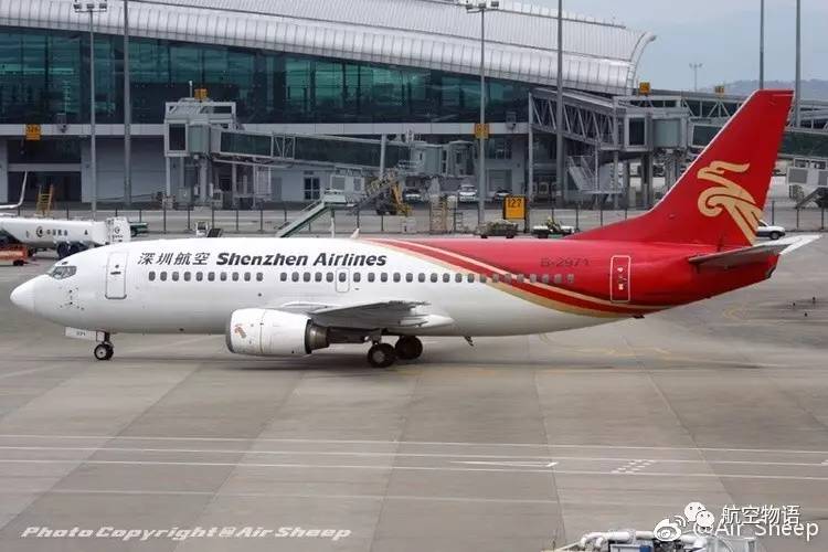 更换了新涂装的深圳航空波音737-300客机.